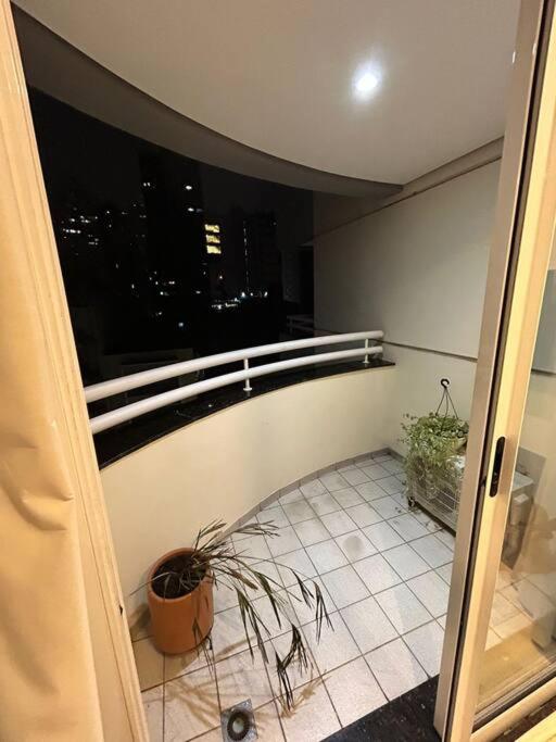 Studio Saint Charbel com vaga e varanda - rua do Hospital Sírio Libânes
