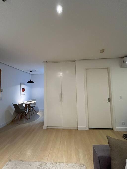 Studio Saint Charbel com vaga e varanda - rua do Hospital Sírio Libânes