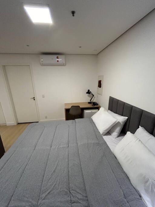 Studio Saint Charbel com vaga e varanda - rua do Hospital Sírio Libânes