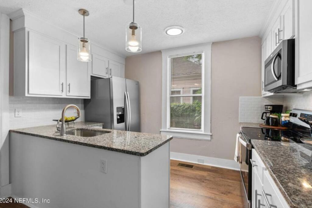 Riverside Craftsman with 3 beds and 3 baths view 5