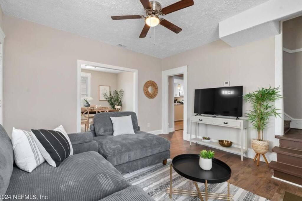 Riverside Craftsman with 3 beds and 3 baths view 2