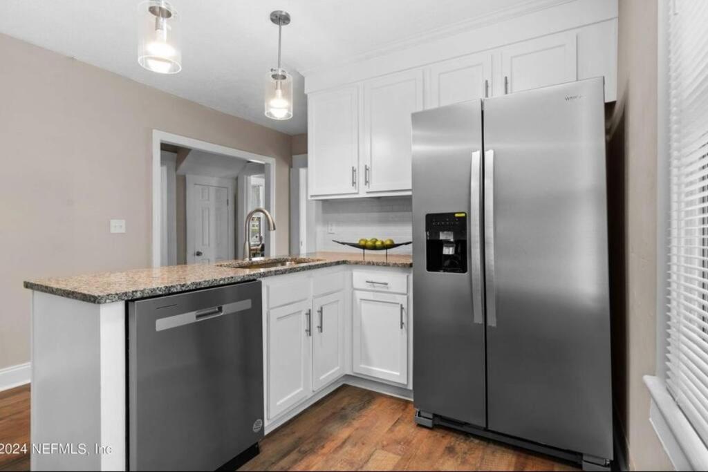 Riverside Craftsman with 3 beds and 3 baths view 4