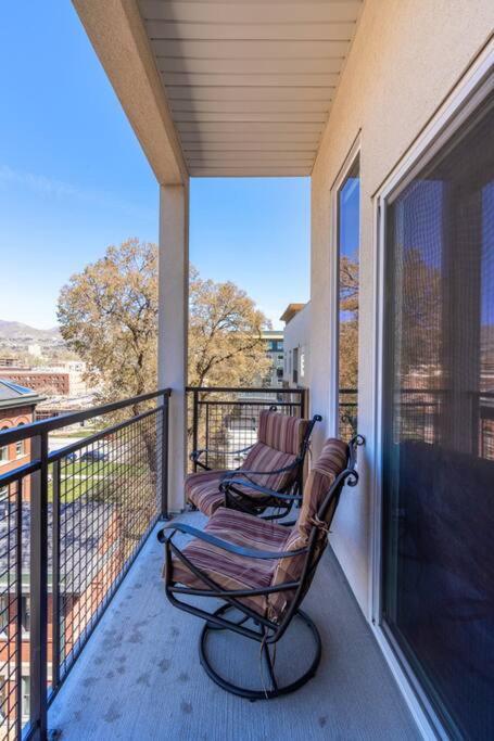 Luxury Apt - Penthouse - King Bed Gym Pkg Pool NEW