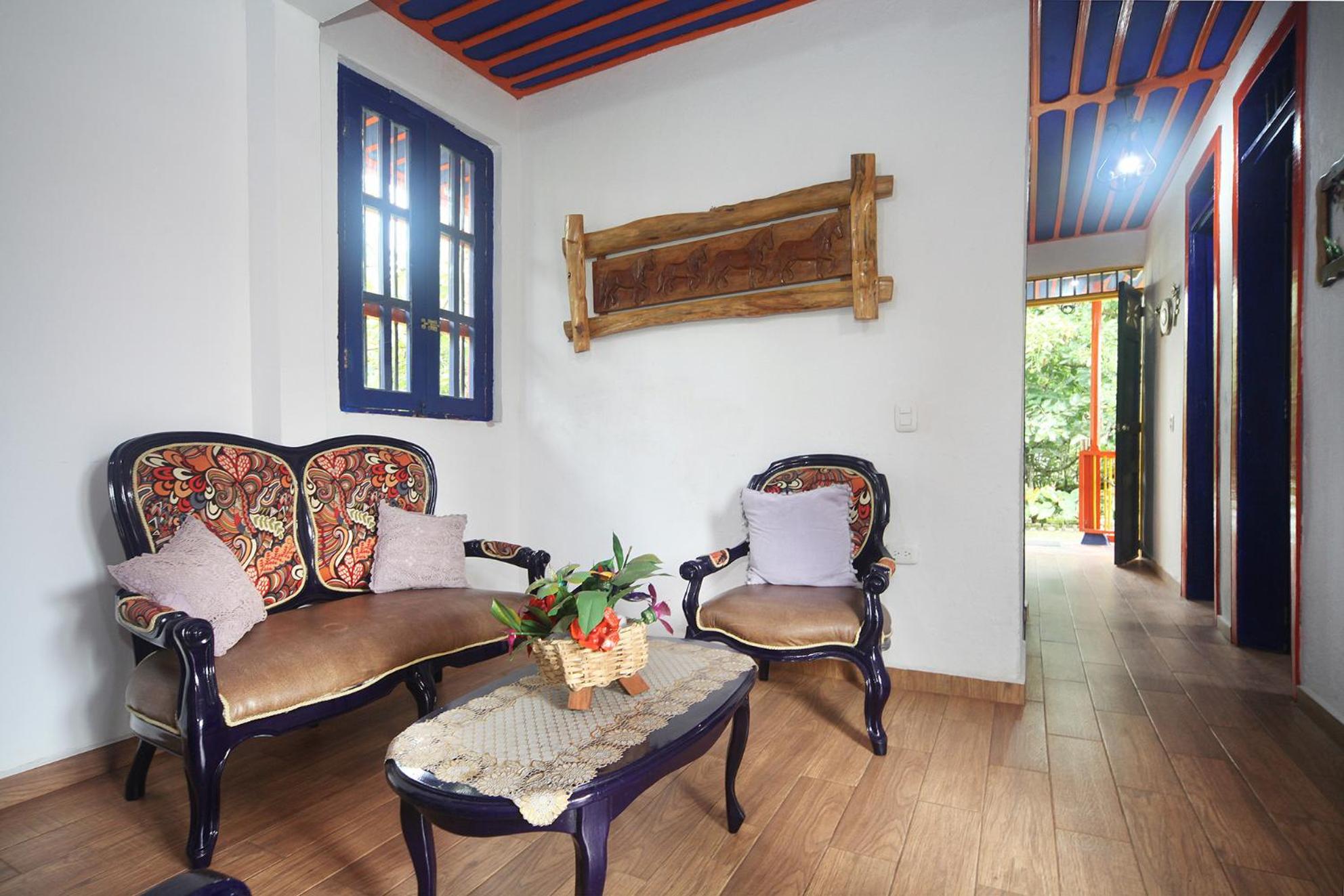 El Madrigal Cabin - Adorable 2-bedroom guesthouse