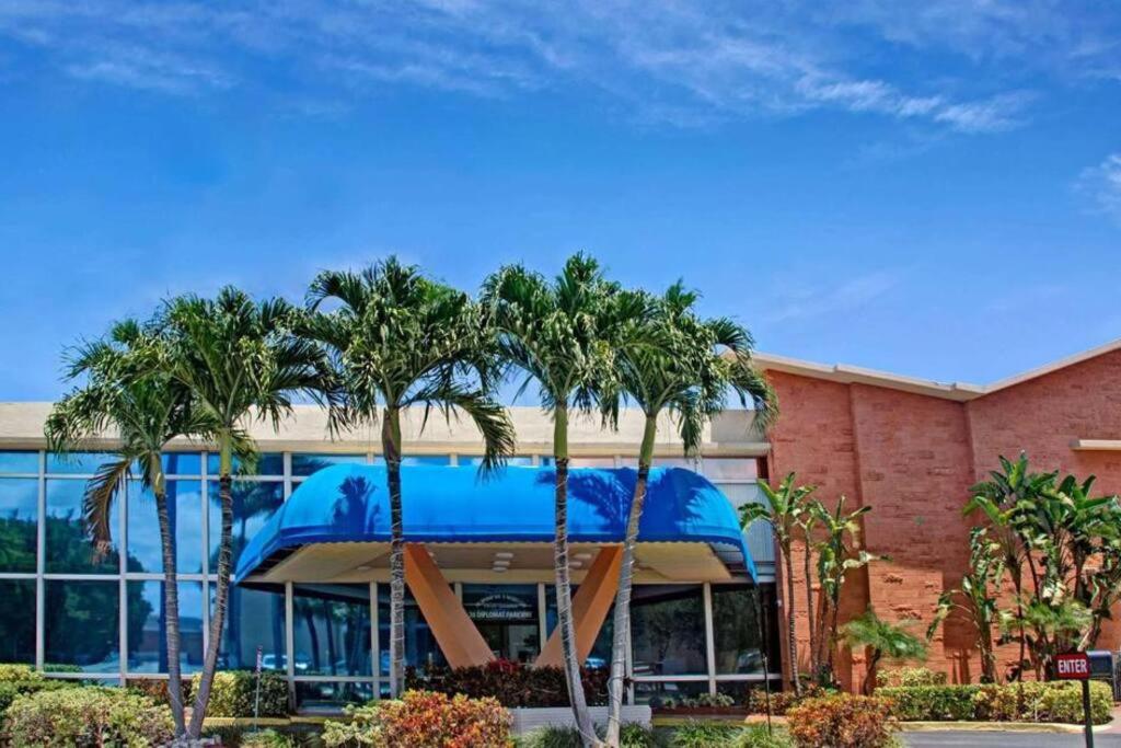 Walk to the beach, Studio, Pool AND FREE Parking view 3
