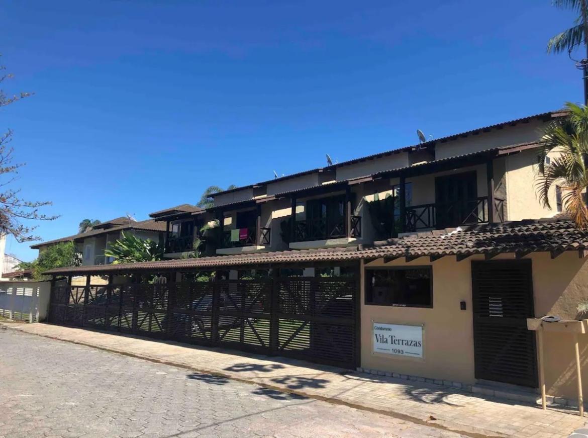 Casa em Condomínio com Piscina Privativa