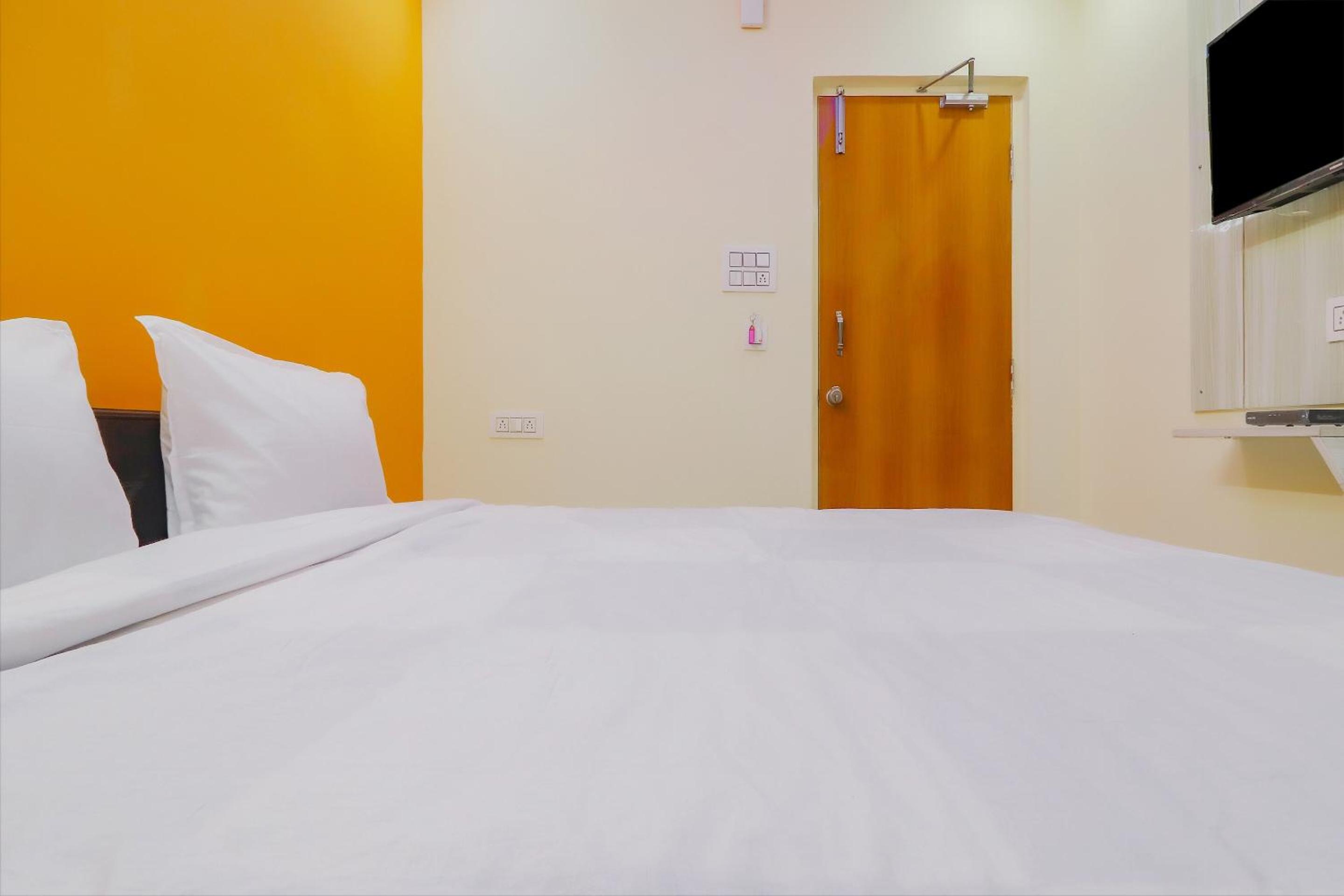 Hotel O Home Sri Balaji Luxary Rooms Near Inorbit Mall Cyberabad