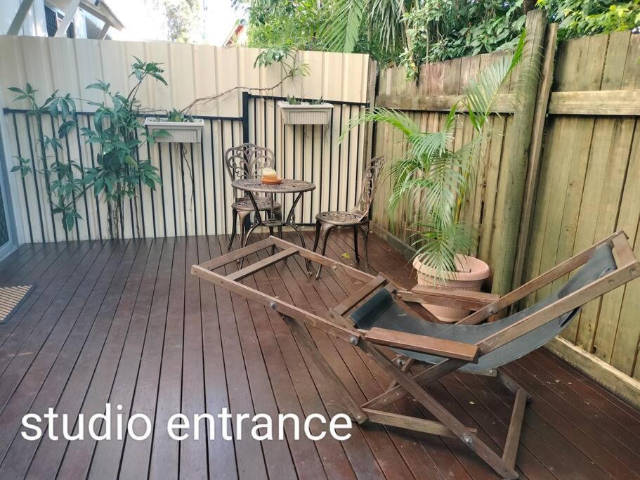 Studio close to Airport, City & Esplanade - Image 1