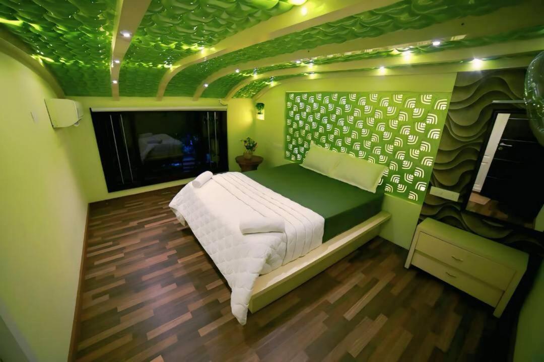 Bluerain Houseboat