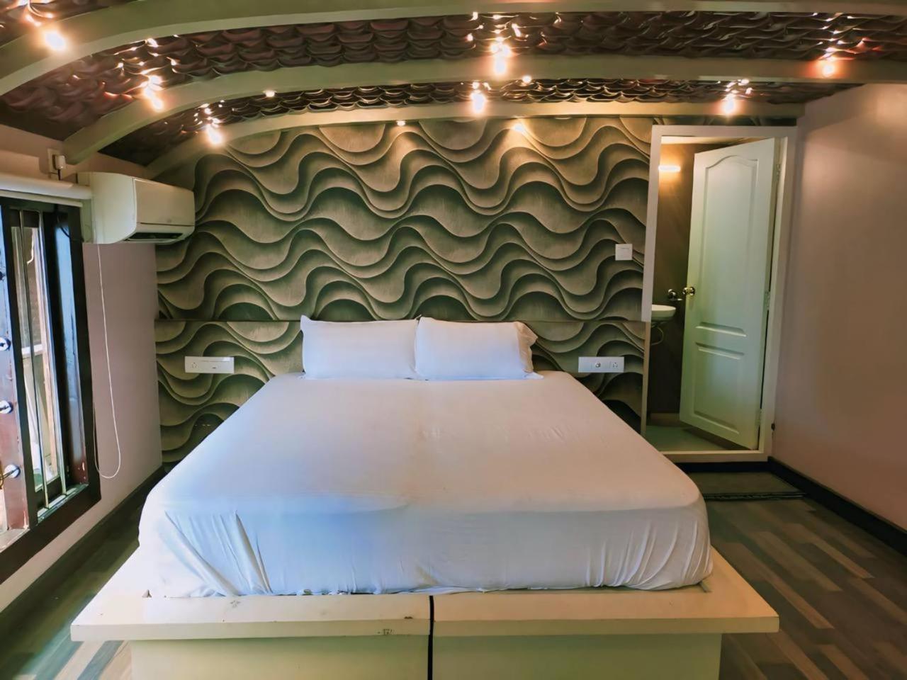 Bluerain Houseboat