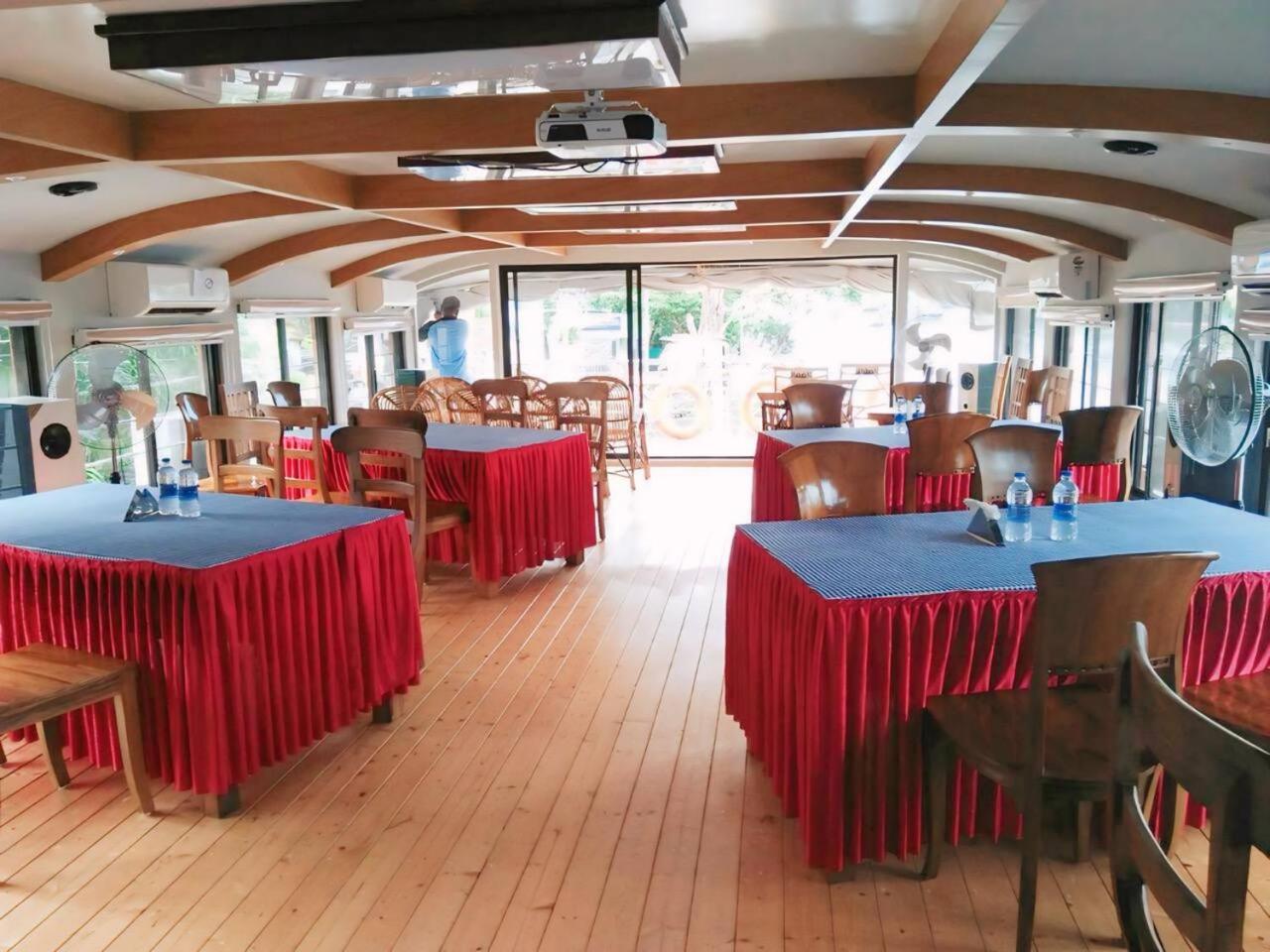 Bluerain Houseboat