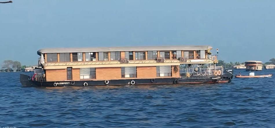 Bluerain Houseboat