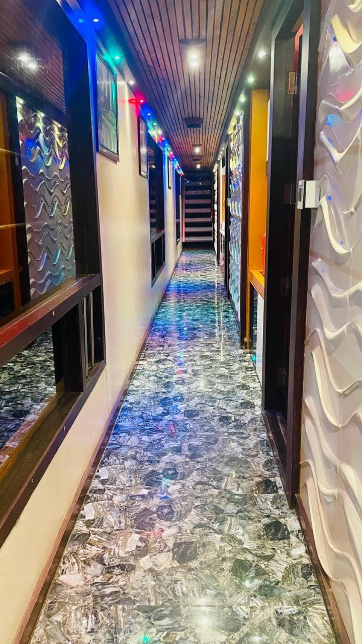 Bluerain Houseboat