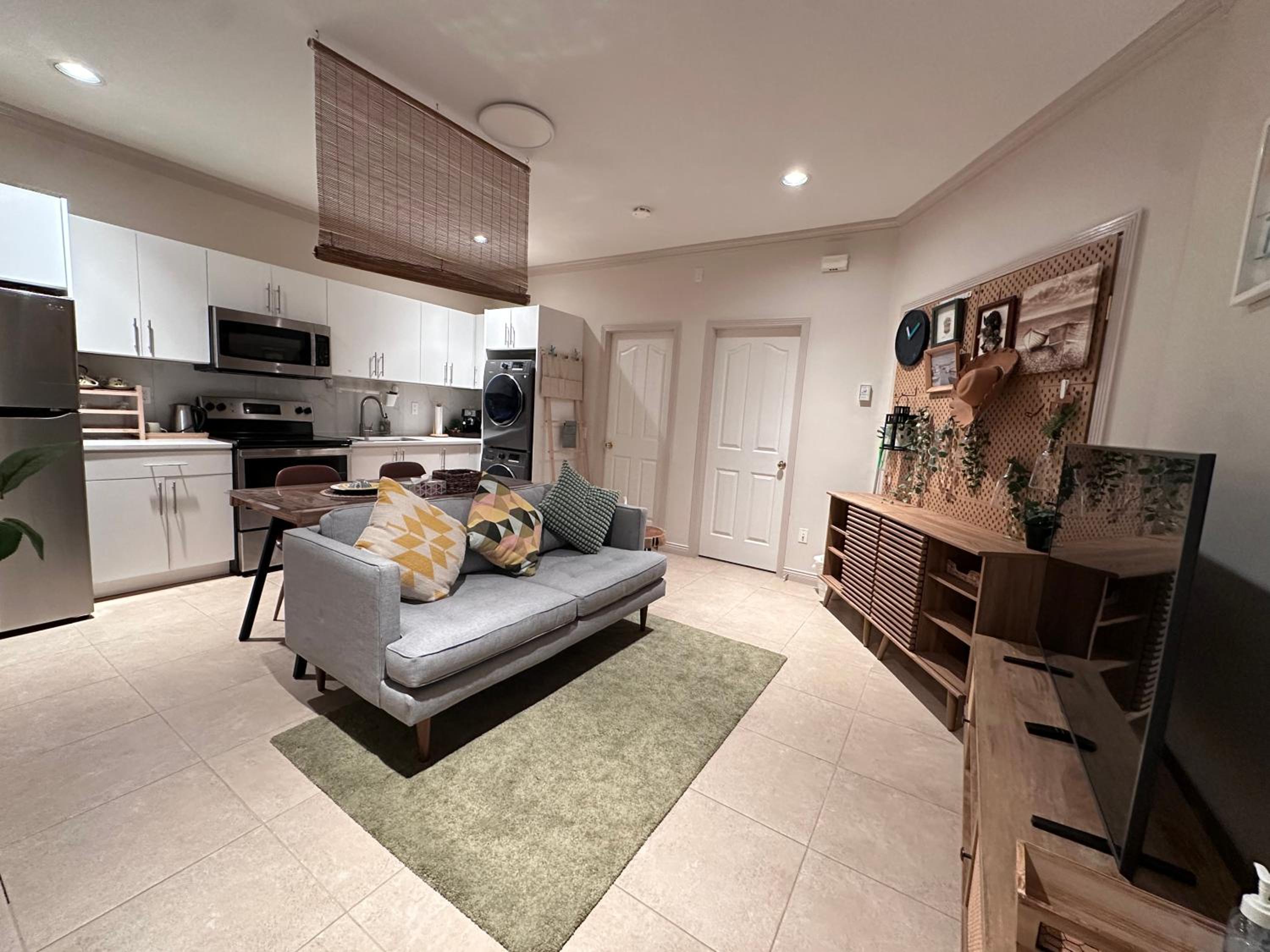 Metrotown Exquisite 1 Bed Room Private Entire Suite with Separated Entrance