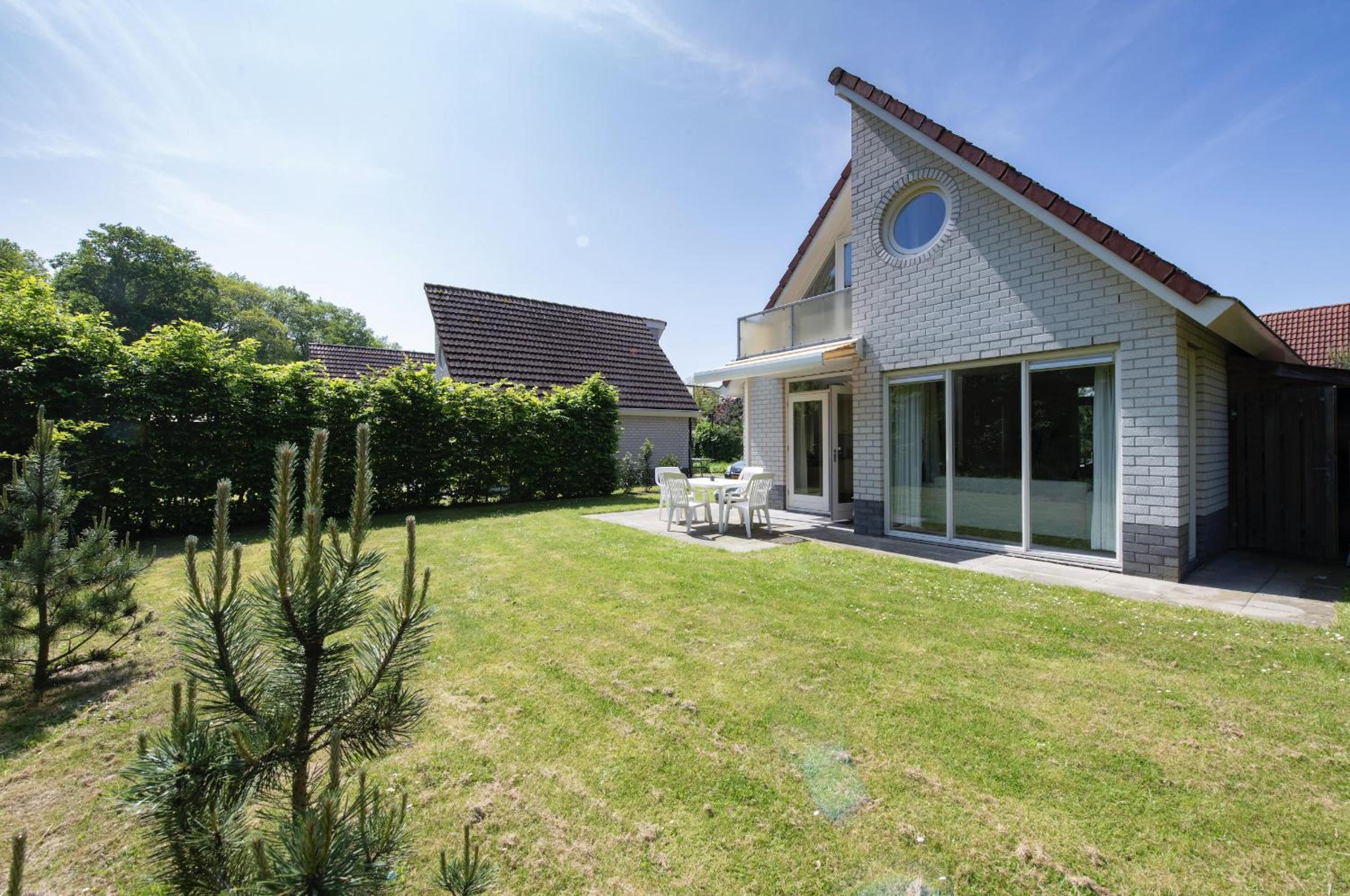 Heerlijk vakantiehuis bij zwembad en golfbaan view 2