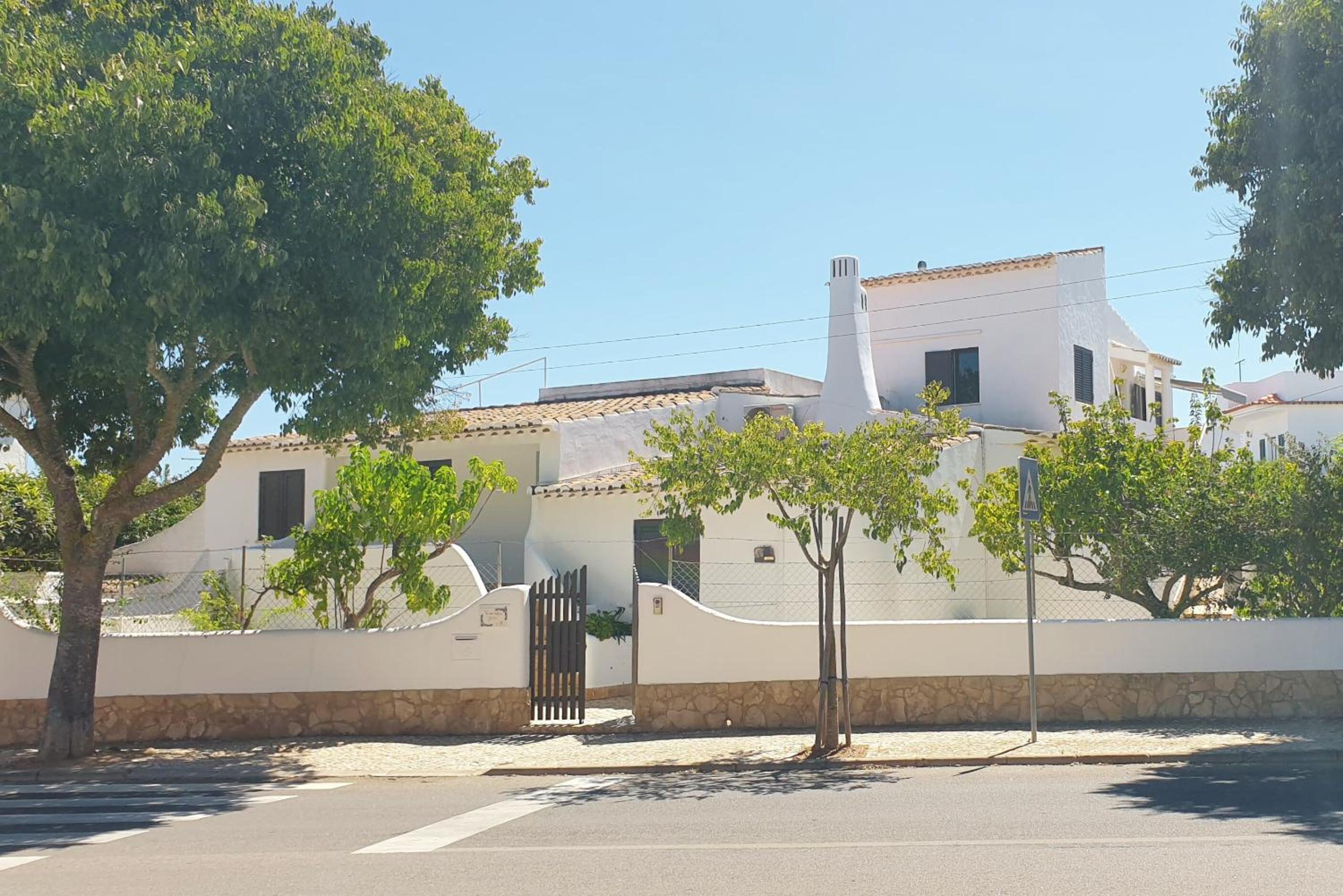 Vivenda Josil - private pool 1km to beach & centre
