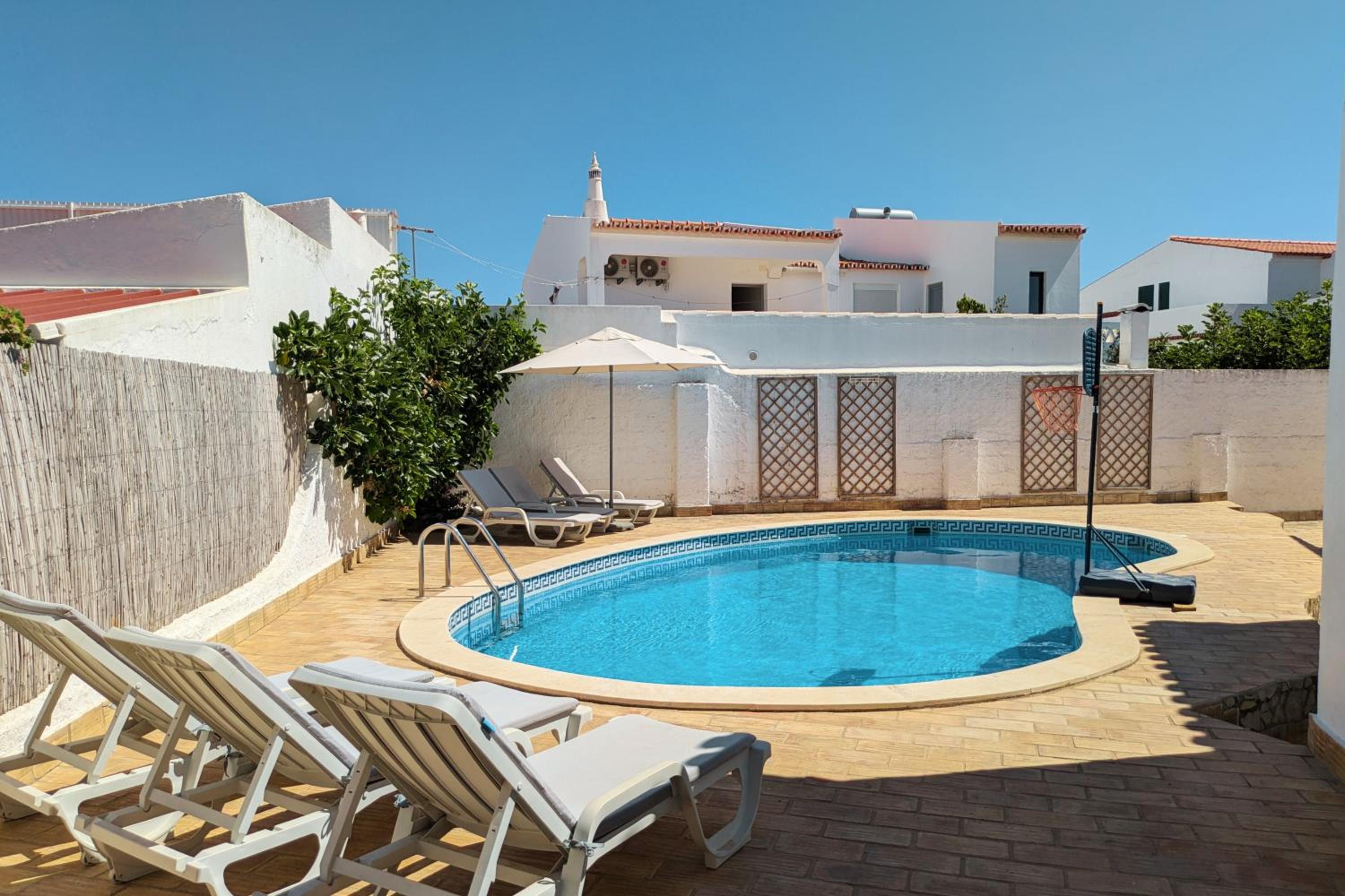 Vivenda Josil - private pool 1km to beach & centre