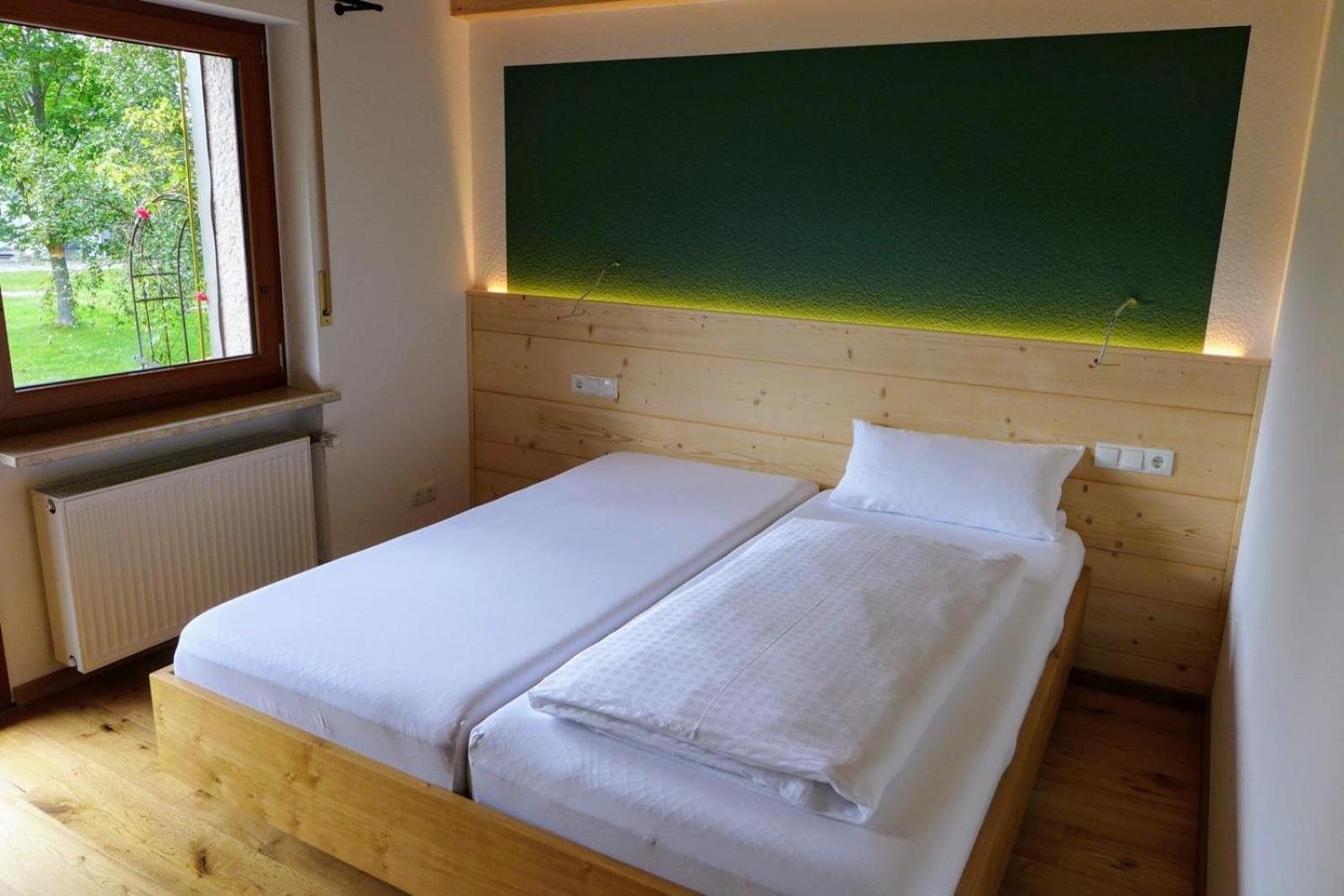 Gästehaus Philipp im Herzen des Fichtelgebirges - 5 Ferienwohnungen, großes Grundstück, Wald und Wiese, Wohnung mit privater Sauna, kostenfreie Parkplätze,