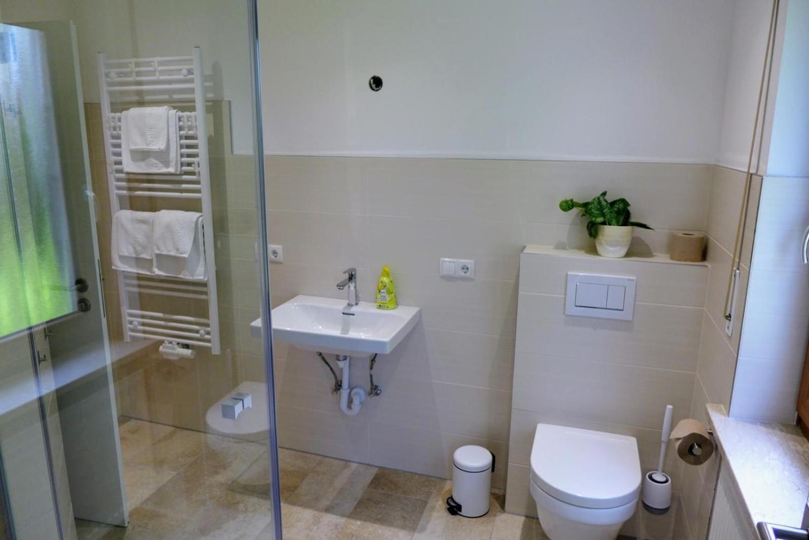 Gästehaus Philipp im Herzen des Fichtelgebirges - 5 Ferienwohnungen, großes Grundstück, Wald und Wiese, Wohnung mit privater Sauna, kostenfreie Parkplätze,