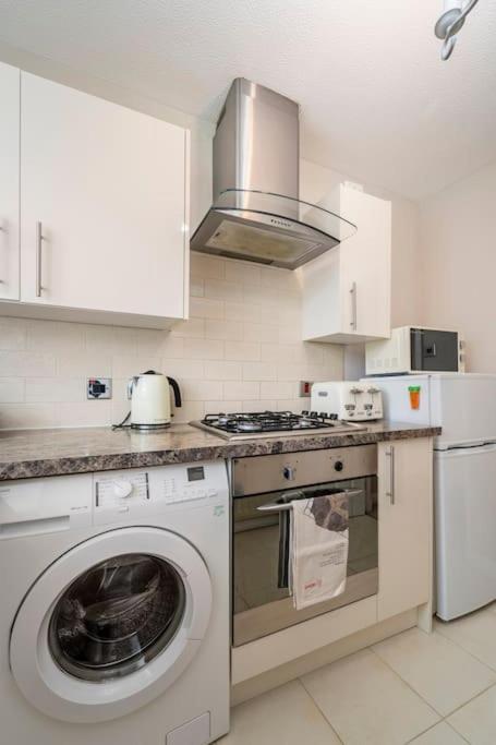 Immaculate City Centre Apartment with Free Parking - Ground Floor