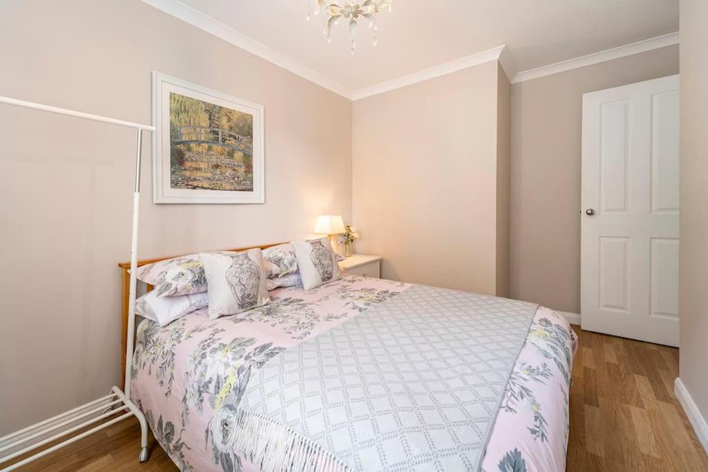 Immaculate City Centre Apartment with Free Parking - Ground Floor