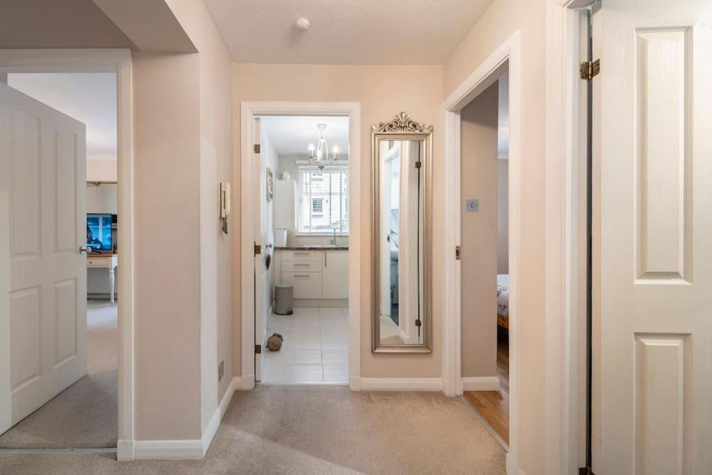 Immaculate City Centre Apartment with Free Parking - Ground Floor