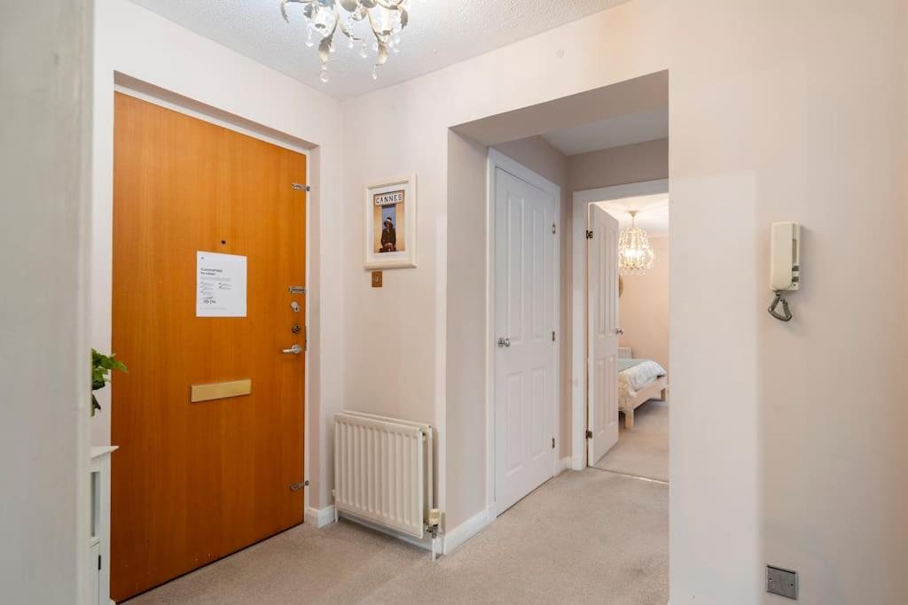Immaculate City Centre Apartment with Free Parking - Ground Floor