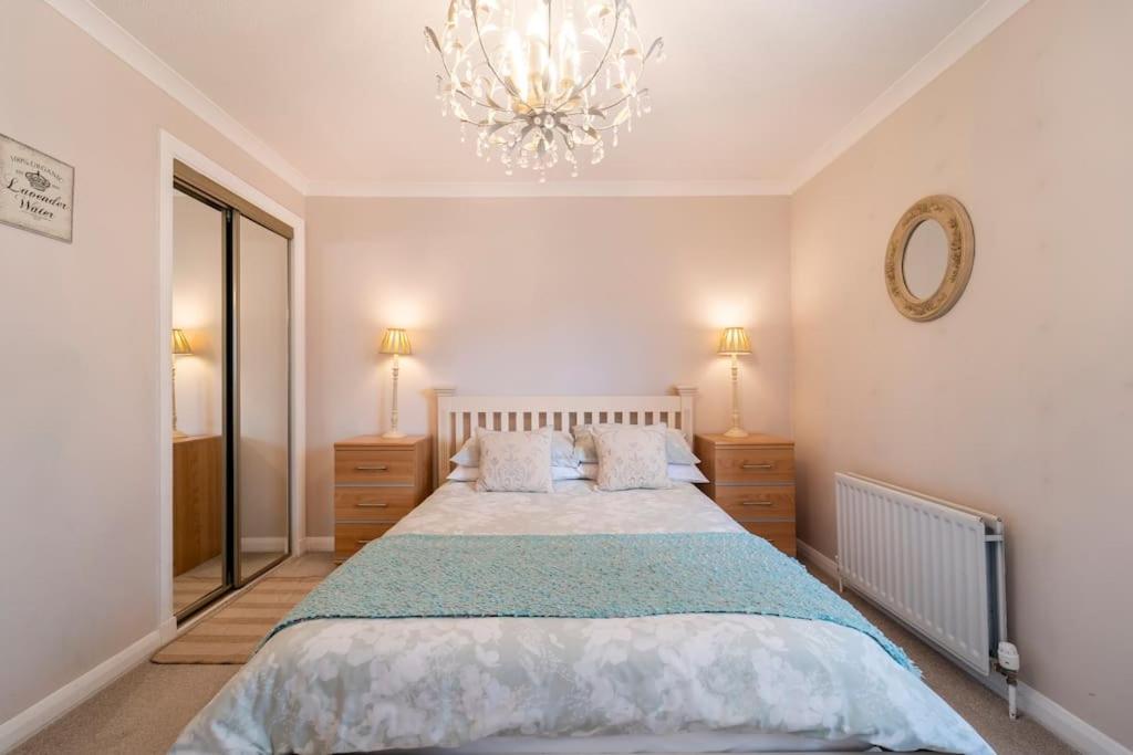 Immaculate City Centre Apartment with Free Parking - Ground Floor