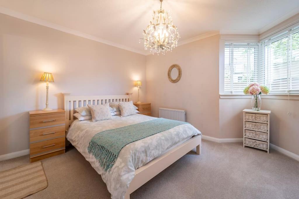 Immaculate City Centre Apartment with Free Parking - Ground Floor