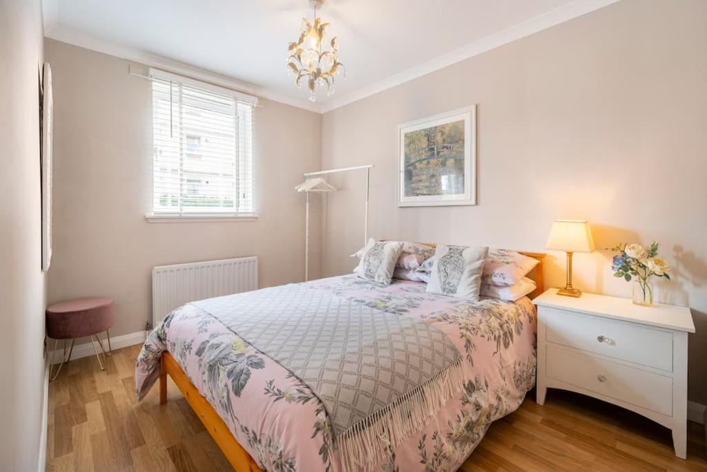 Immaculate City Centre Apartment with Free Parking - Ground Floor
