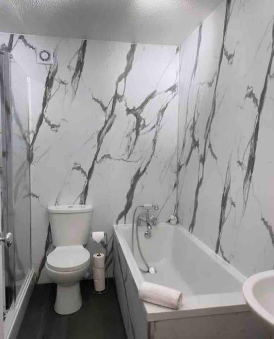 Immaculate City Centre Apartment with Free Parking - Ground Floor