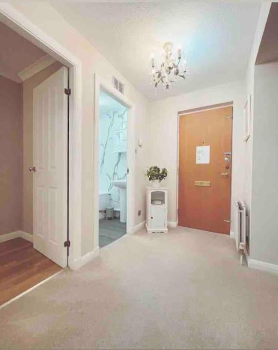 Immaculate City Centre Apartment with Free Parking - Ground Floor