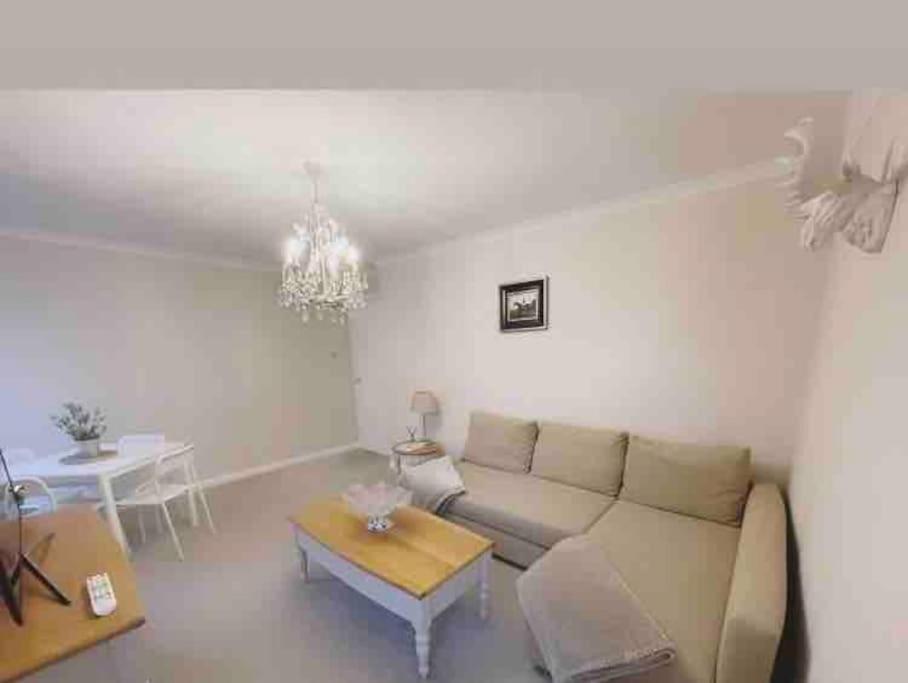Immaculate City Centre Apartment with Free Parking - Ground Floor
