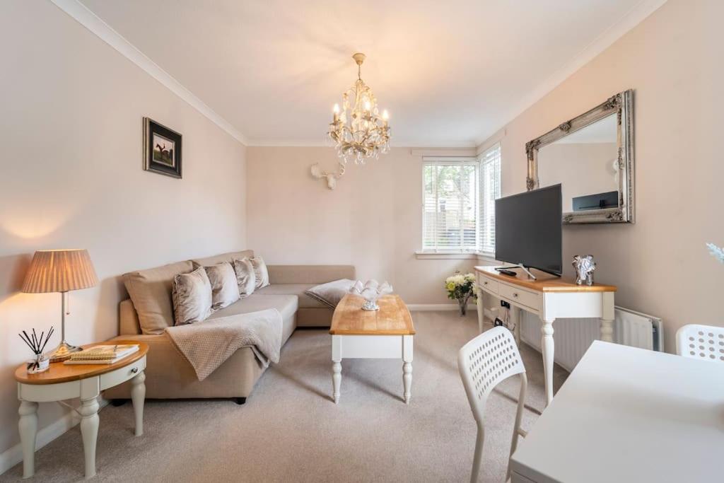 Immaculate City Centre Apartment with Free Parking - Ground Floor