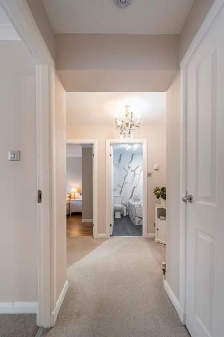 Immaculate City Centre Apartment with Free Parking - Ground Floor