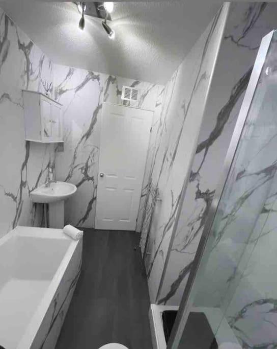 Immaculate City Centre Apartment with Free Parking - Ground Floor