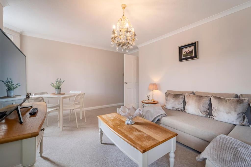 Immaculate City Centre Apartment with Free Parking - Ground Floor
