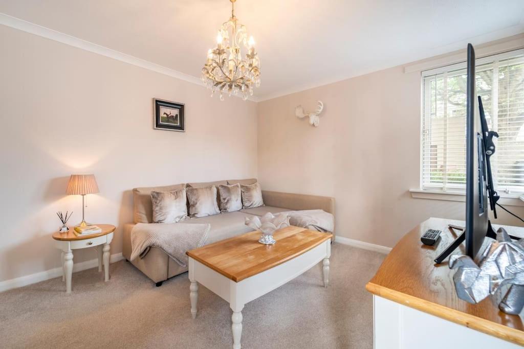 Immaculate City Centre Apartment with Free Parking - Ground Floor