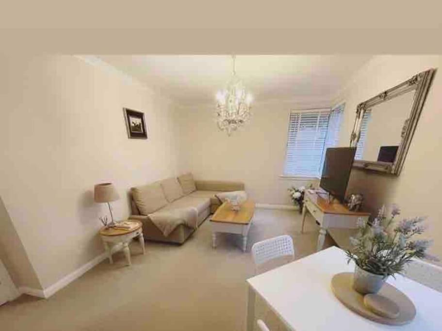 Immaculate City Centre Apartment with Free Parking - Ground Floor