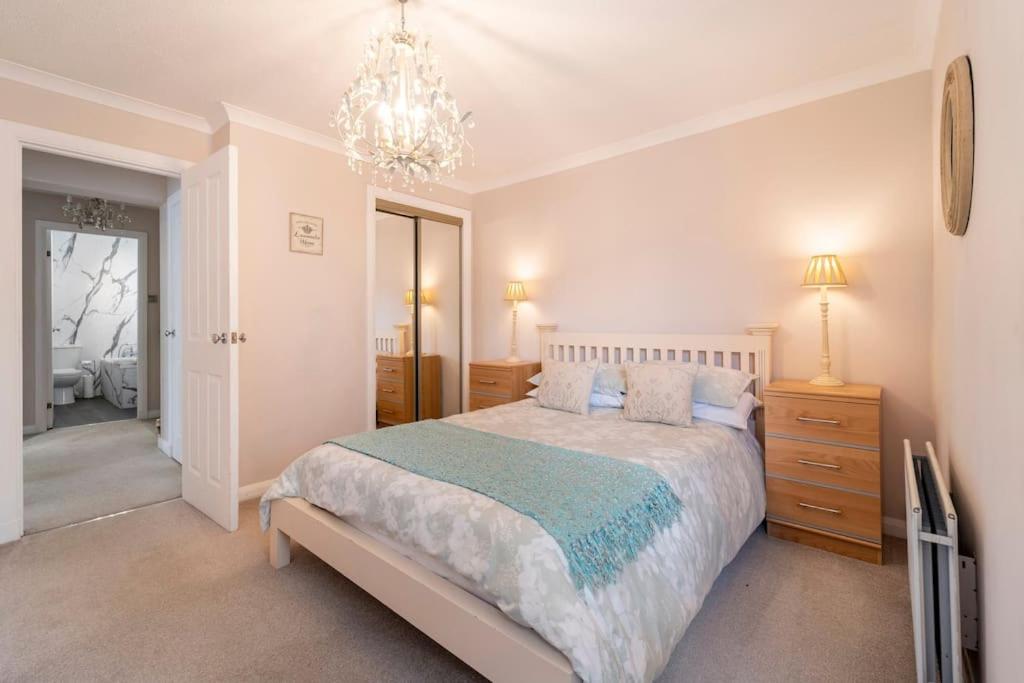 Immaculate City Centre Apartment with Free Parking - Ground Floor