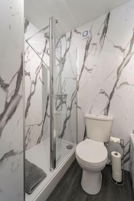Immaculate City Centre Apartment with Free Parking - Ground Floor