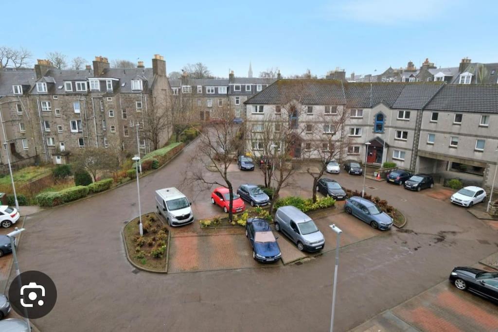 Immaculate City Centre Apartment with Free Parking - Ground Floor