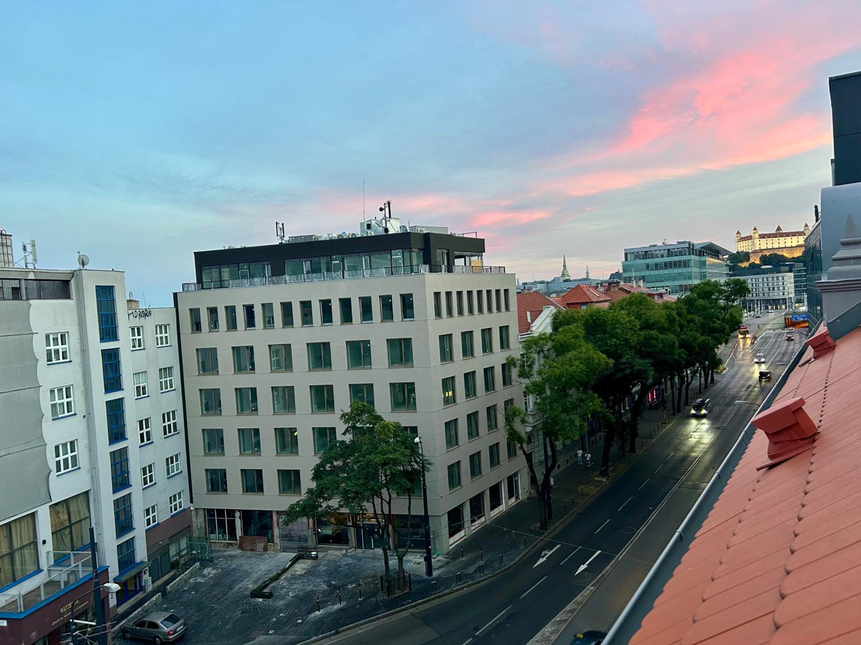 Meridian Bratislava - Stylish Brand New Apartment in the City Center & Free Garage Parking