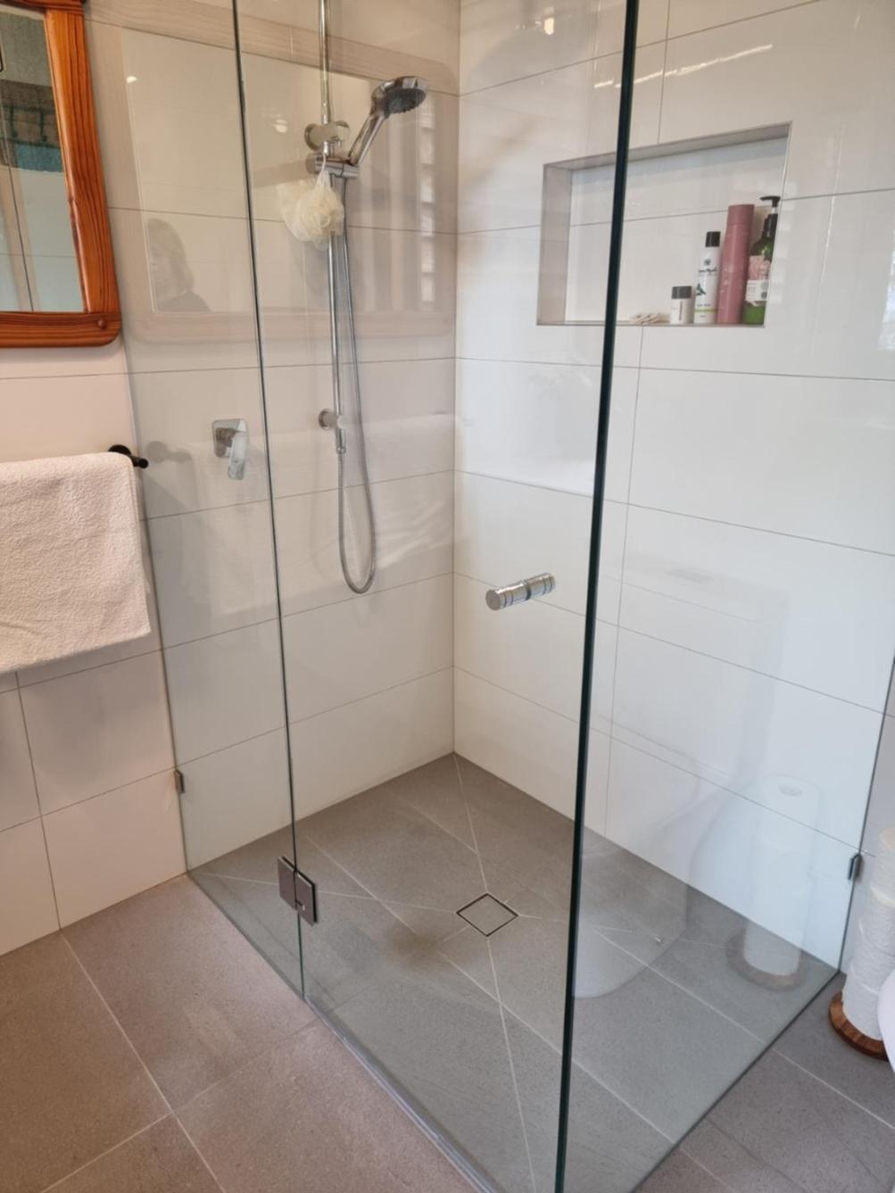 Queen Room with Balcony - Kookaburra Retreat Homestay