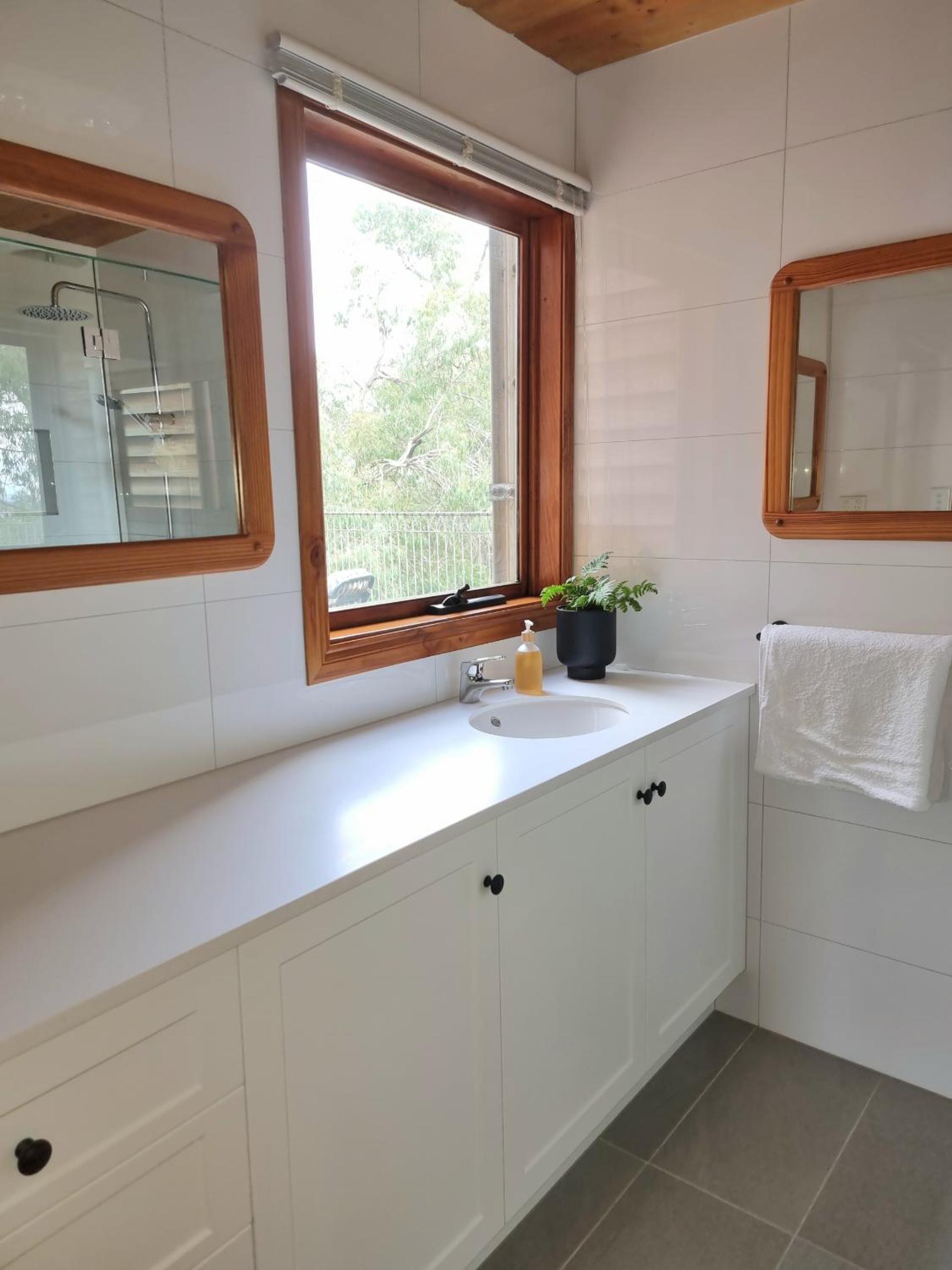 Queen Room with Balcony - Kookaburra Retreat Homestay