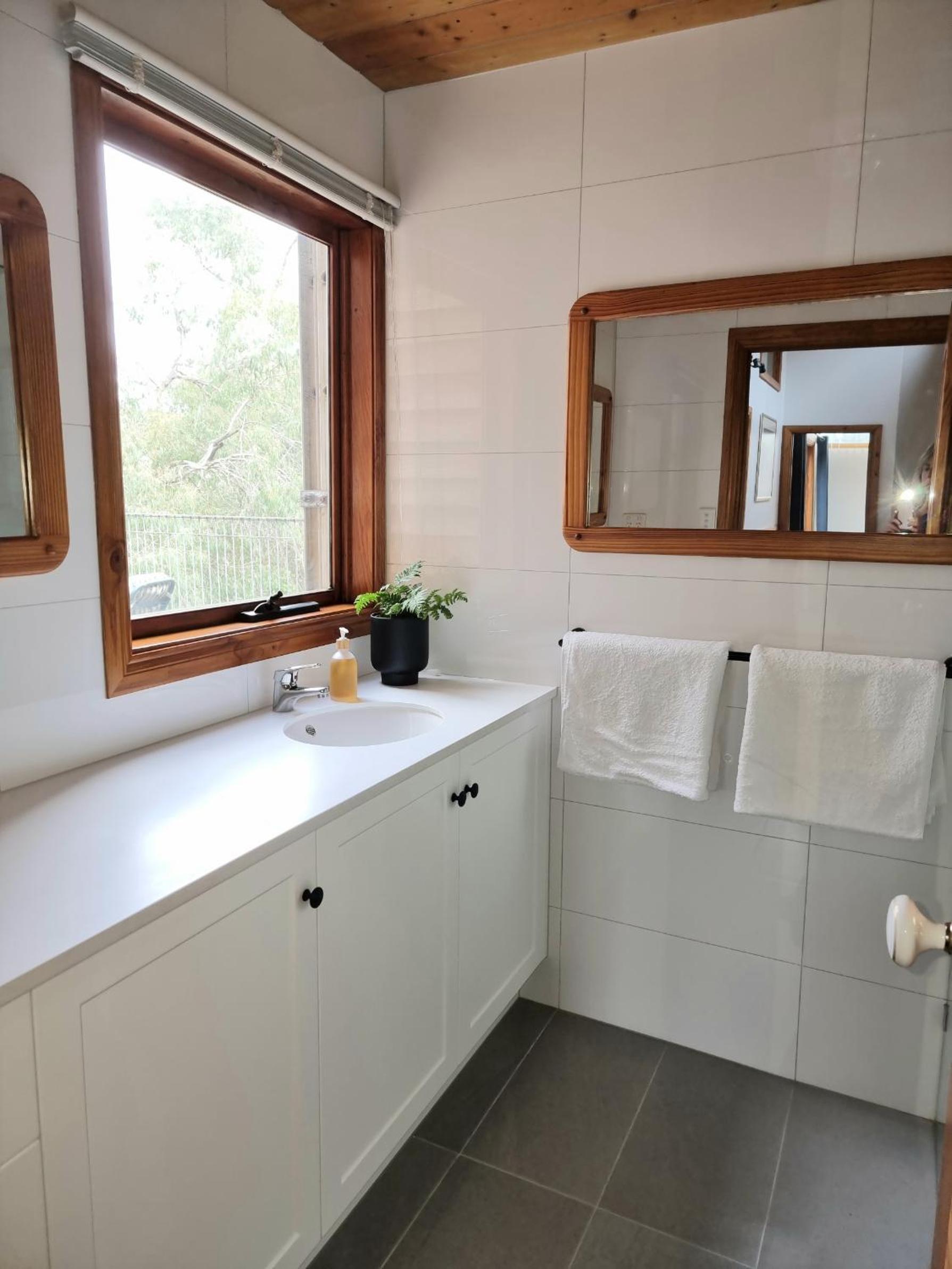 Queen Room with Balcony - Kookaburra Retreat Homestay