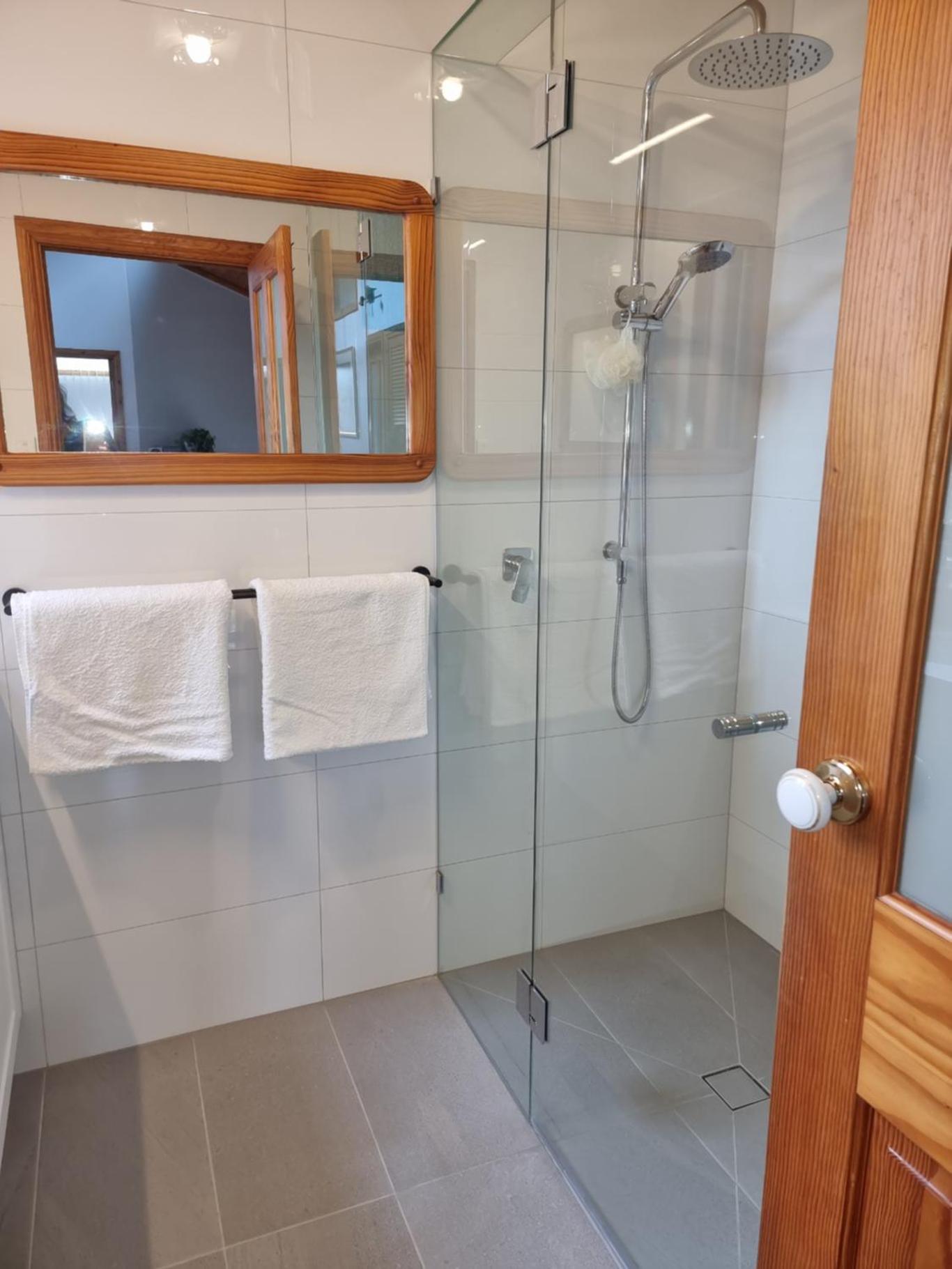 Queen Room with Balcony - Kookaburra Retreat Homestay