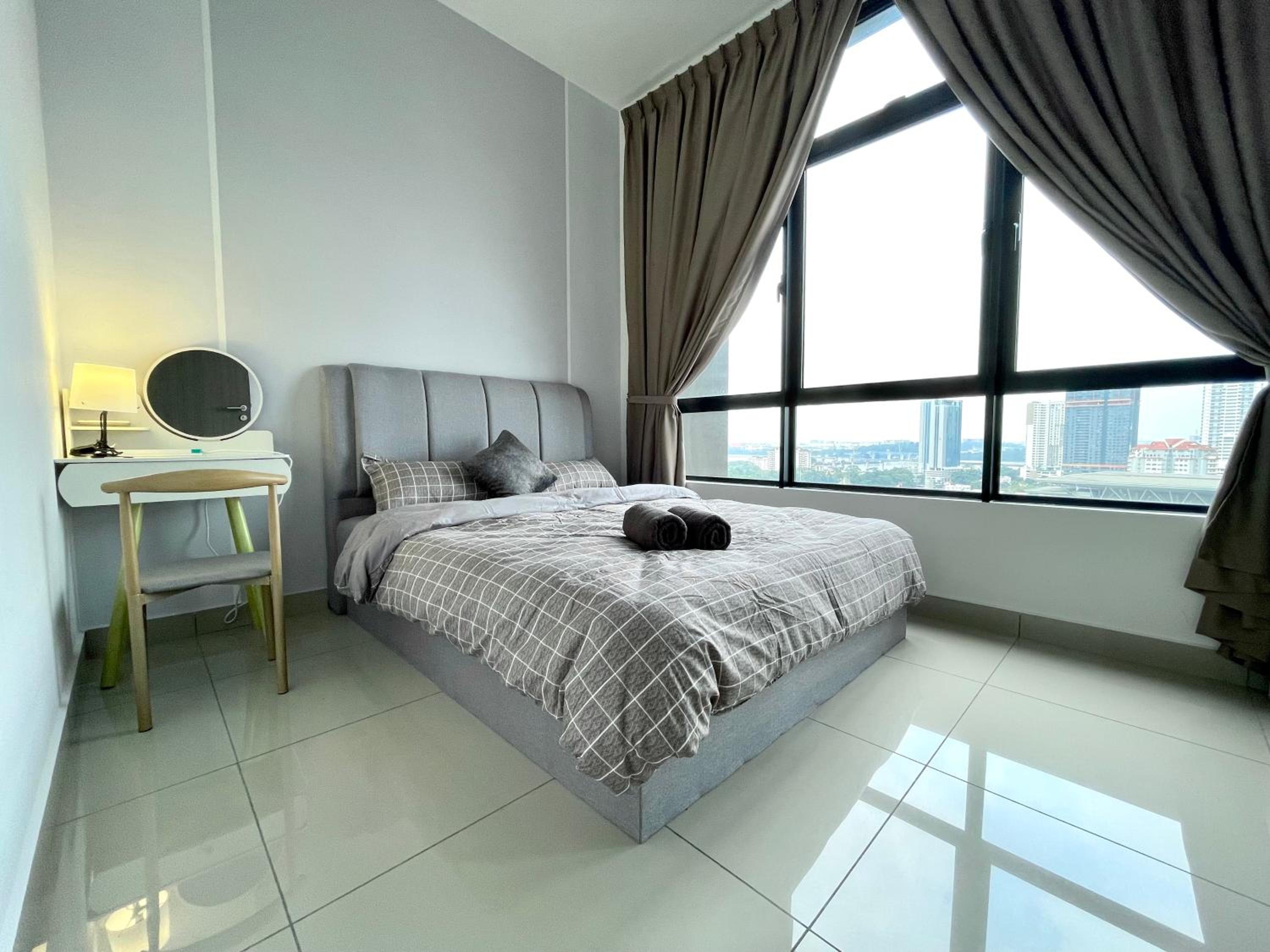 Twin Tower Grand Suite by YoHome