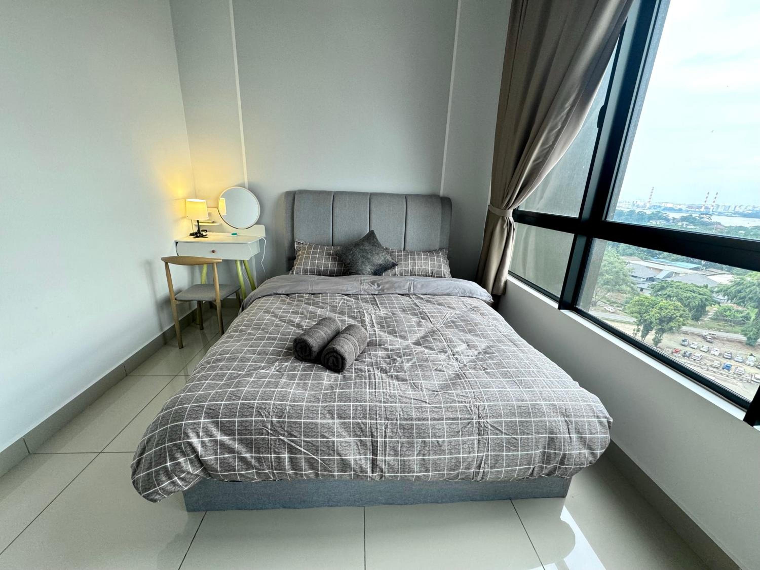 Twin Tower Grand Suite by YoHome
