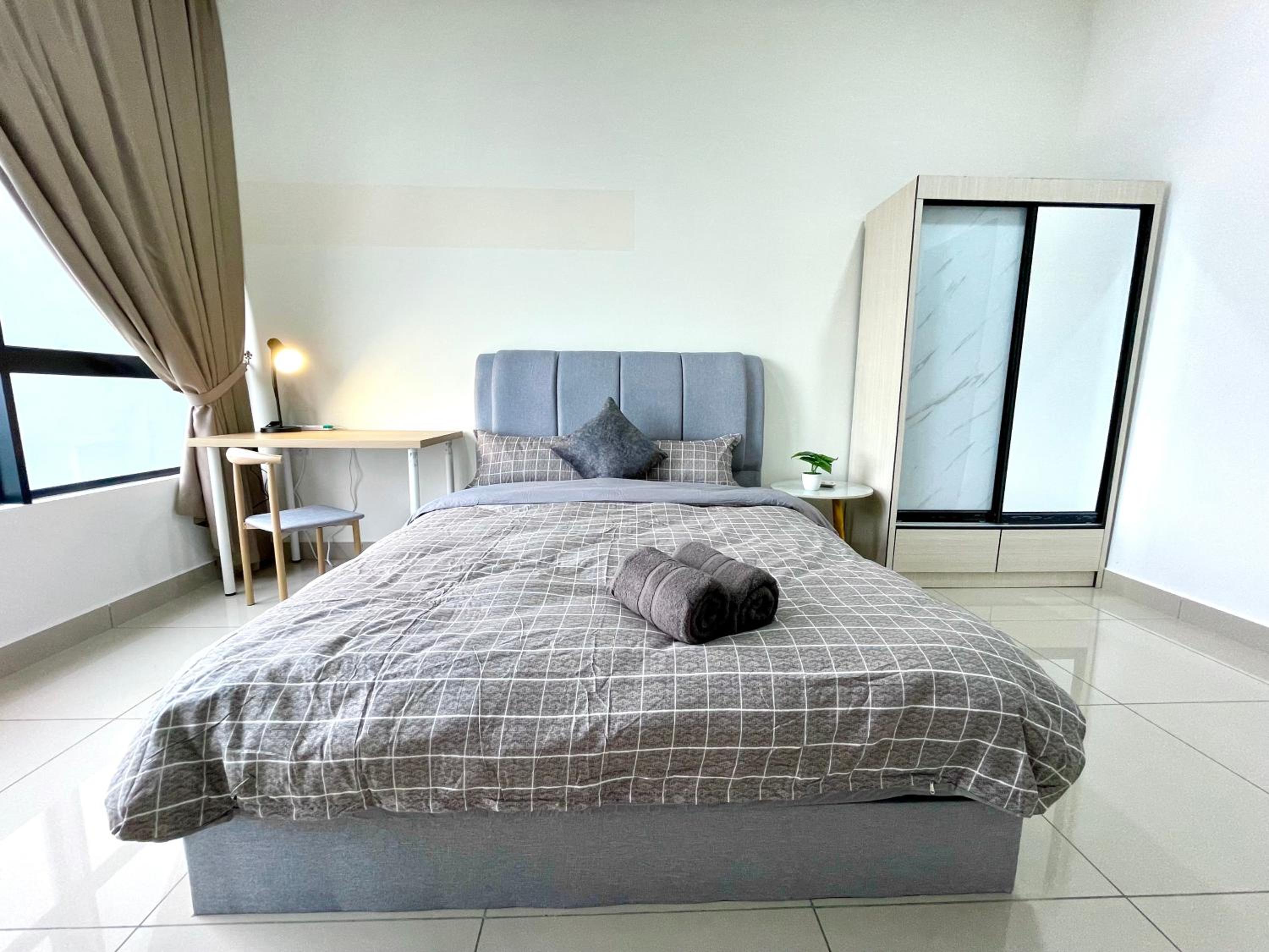 Twin Tower Grand Suite by YoHome